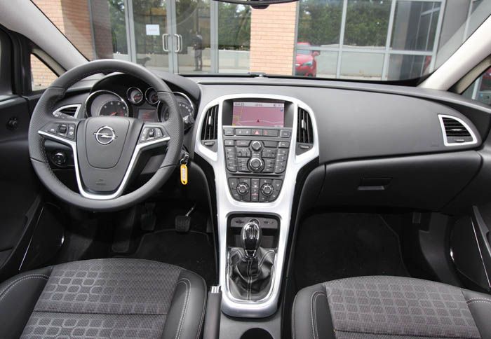 Το εσωτερικό του Opel Astra GTC διακρίνεται για την εικόνα του, αλλά και για τους προσφερόμενους χώρους.